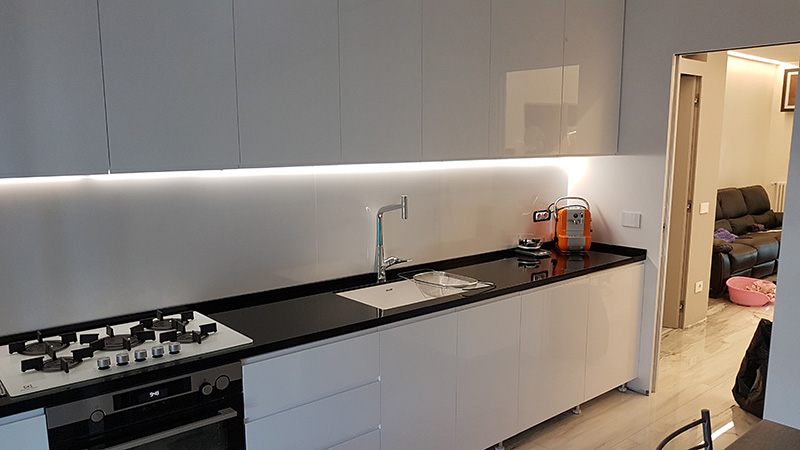 Cucina Laccata lucida e corian-800px